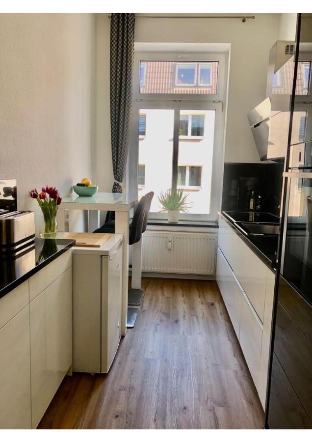 Attraktive Wohnung Mit Balkon Zum Gruenen Hinterhof 슈베린 외부 사진