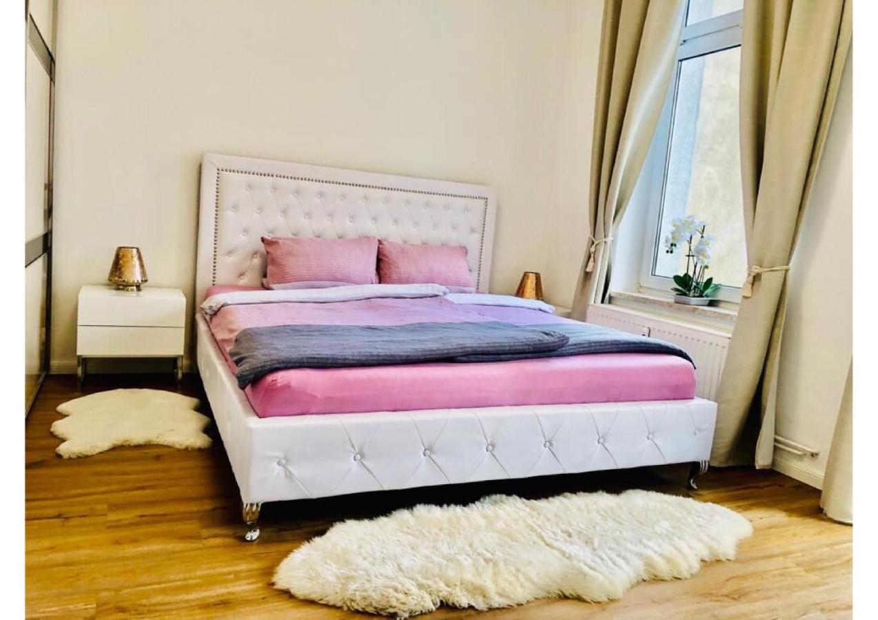 Attraktive Wohnung Mit Balkon Zum Gruenen Hinterhof 슈베린 외부 사진